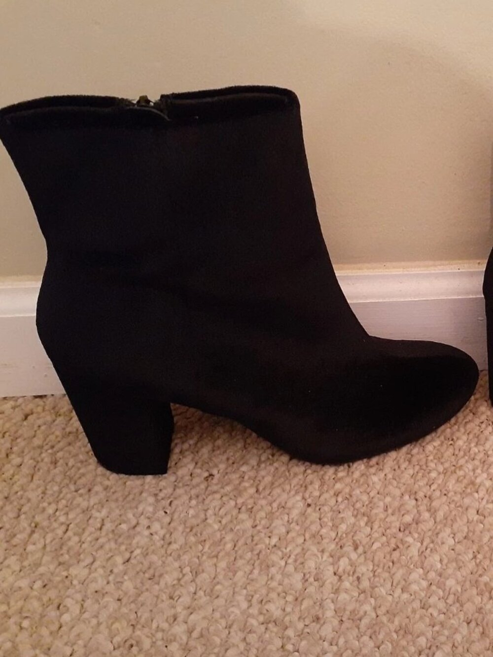 Christian Siriano Black Suede Block Heel Ankle Boots Women’s Size 9 - Picture 2 of 3